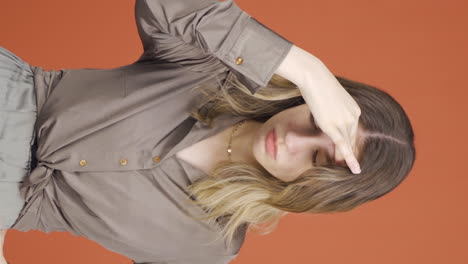 vídeo vertical de una mujer joven con migraña está experimentando dolor.