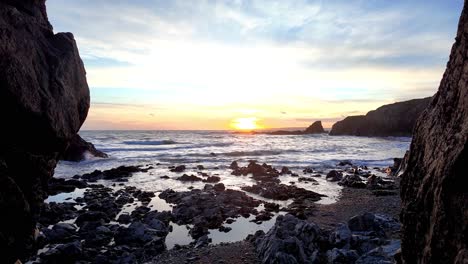 Slowmotion-Ankommende-Gezeitenwellen-Niedrige-Sonne-Wintertag-Sonne-Am-Strand-Kupferküste-Waterford-Irland