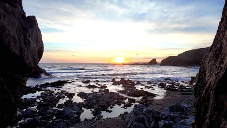 movimiento lento mareas entrantes olas sol bajo día de invierno sol en la playa costa del cobre waterford irlanda