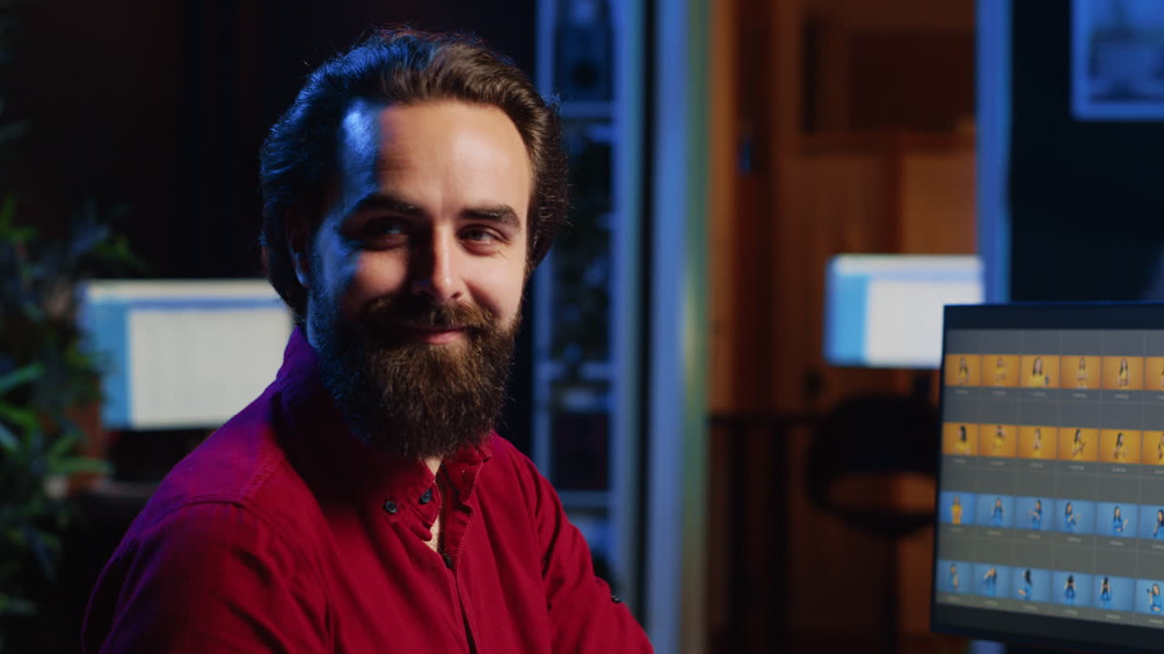 editor de fotos feliz navegando por las imágenes para determinar las visuales más apropiadas