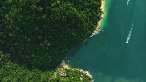 Vista-Aérea-Sobre-La-Playa-De-Colomitos-Y-Las-Selvas-Del-Soleado-Puerto-Vallarta,-México