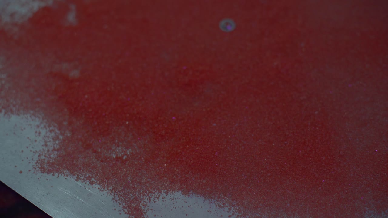 vibrando. los granos se mueven de la vibración