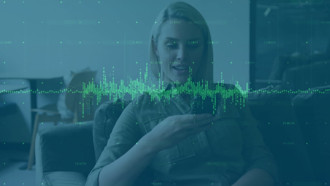 animación del procesamiento de datos financieros sobre una mujer de negocios caucásica que usa un teléfono inteligente
