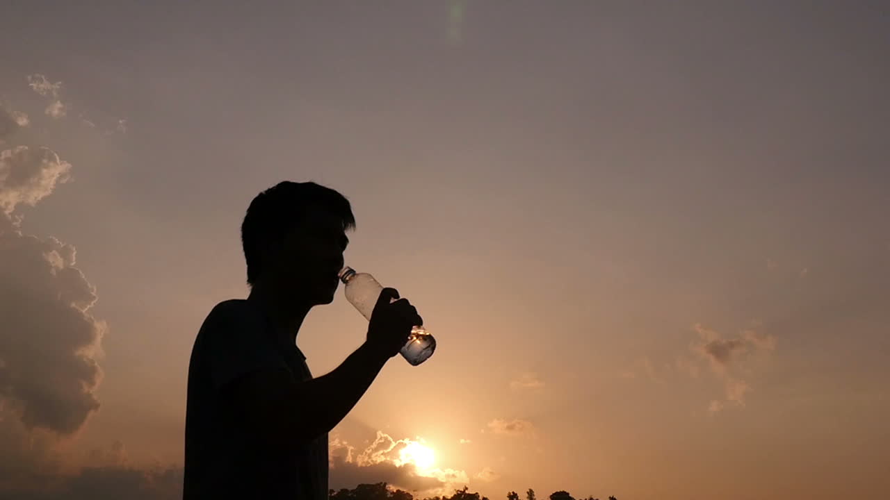 해가 지면 물을 마시는 사람