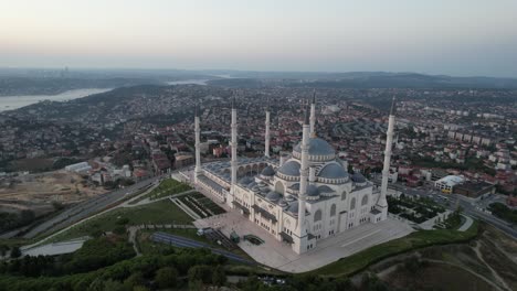 mezquita en las colinas vista aérea