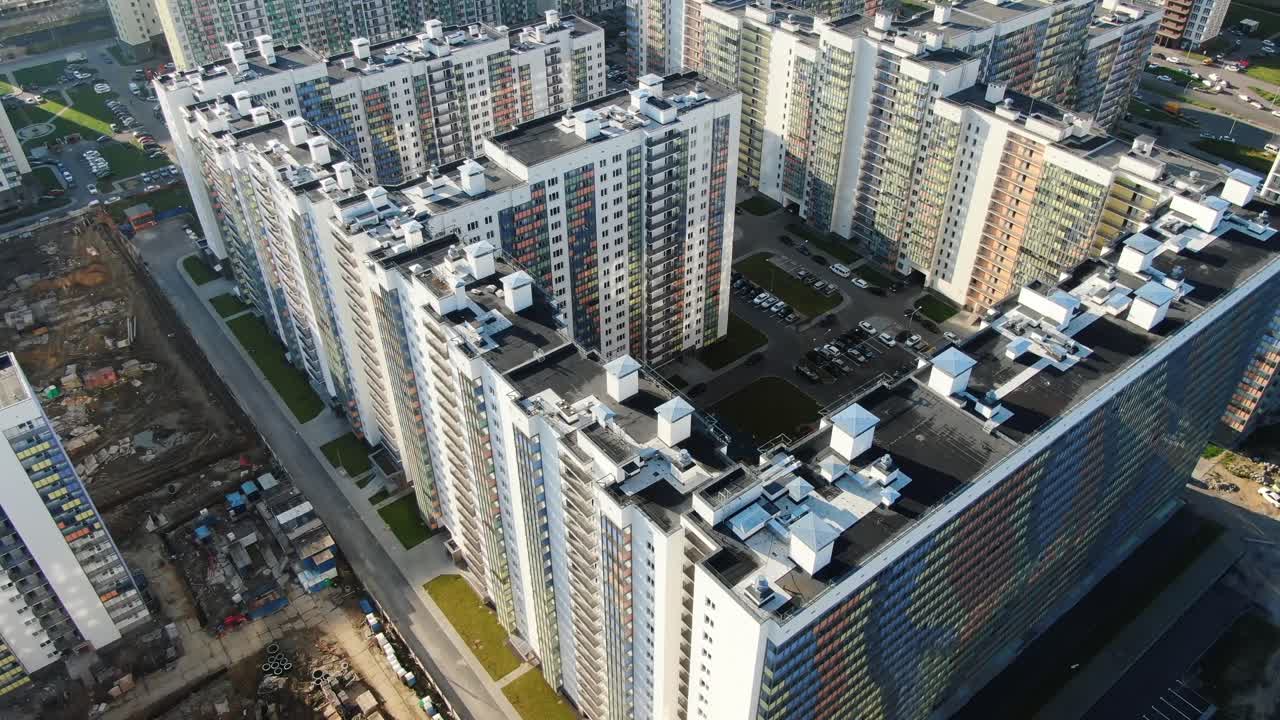 고층 건물 들 이 있는 현대적 인 주거 단지 의 공중 사진