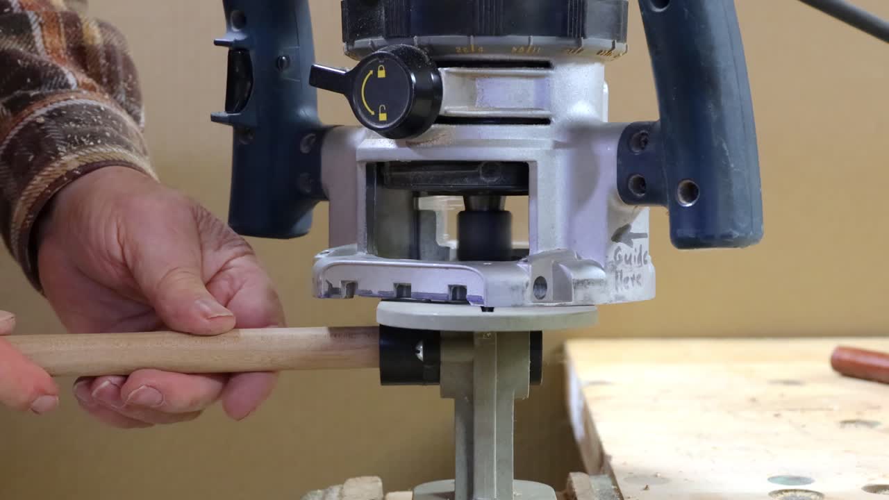 hacer rosca de perno en espiga de madera usando un enrutador eléctrico y una plantilla
