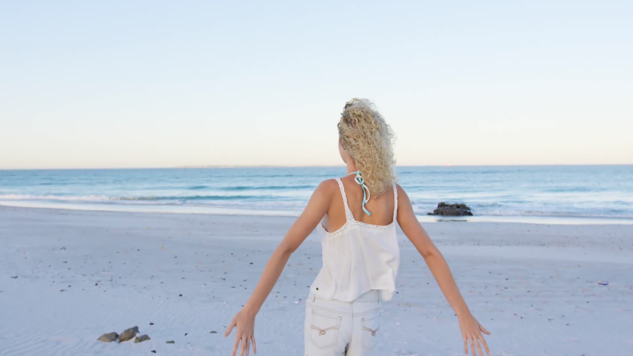 바 ⁇ 가에서 휴식을 취하는 젊은 여성 4k