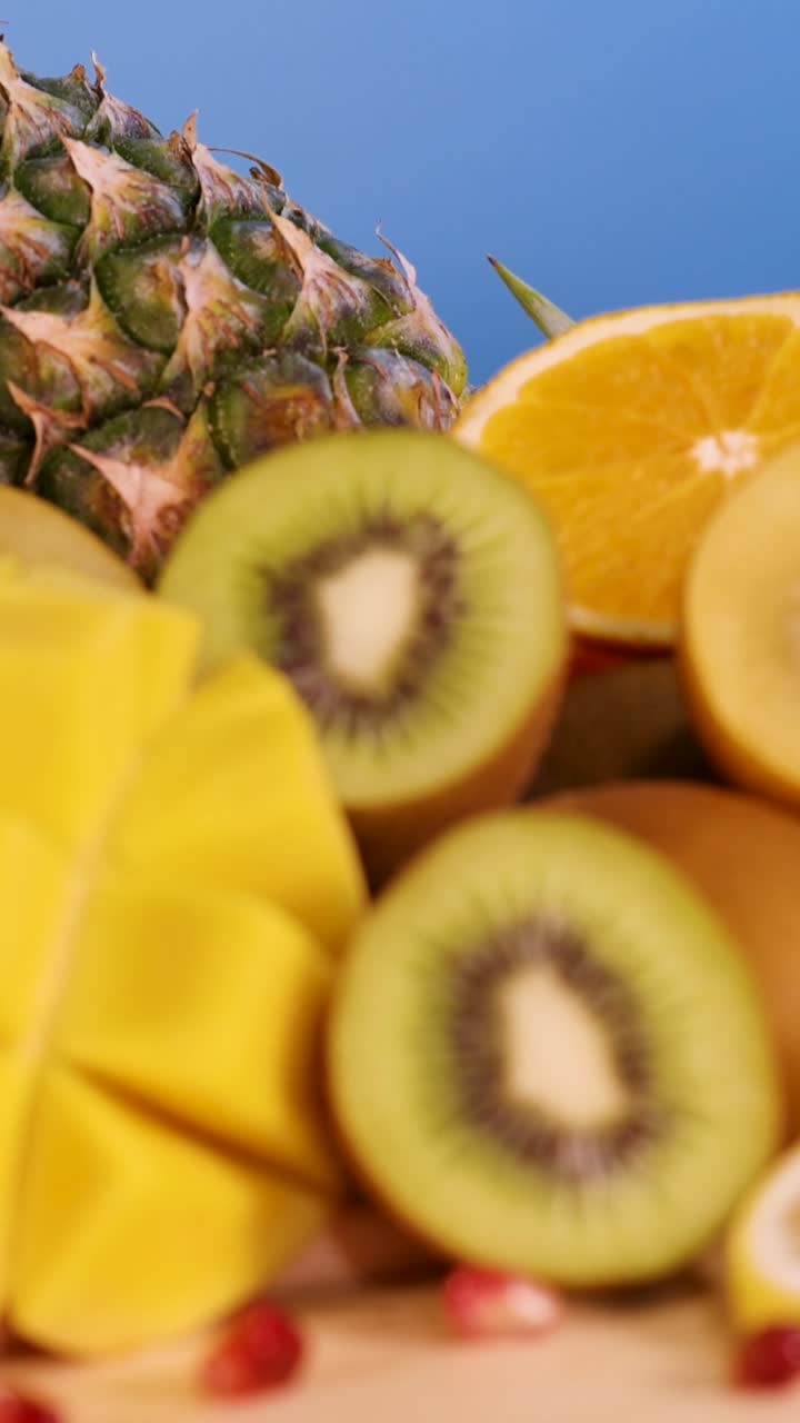 Una vibrante exhibición de varias frutas en rodajas