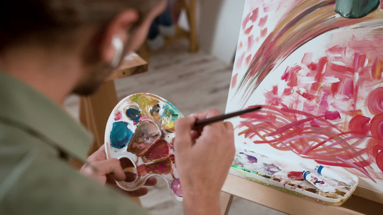 한 사람이 걸작을 만들고 있습니다.