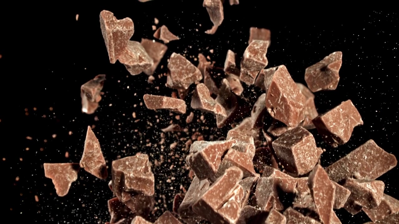 落ちて弾むチョコレートチャンクのスローモーション