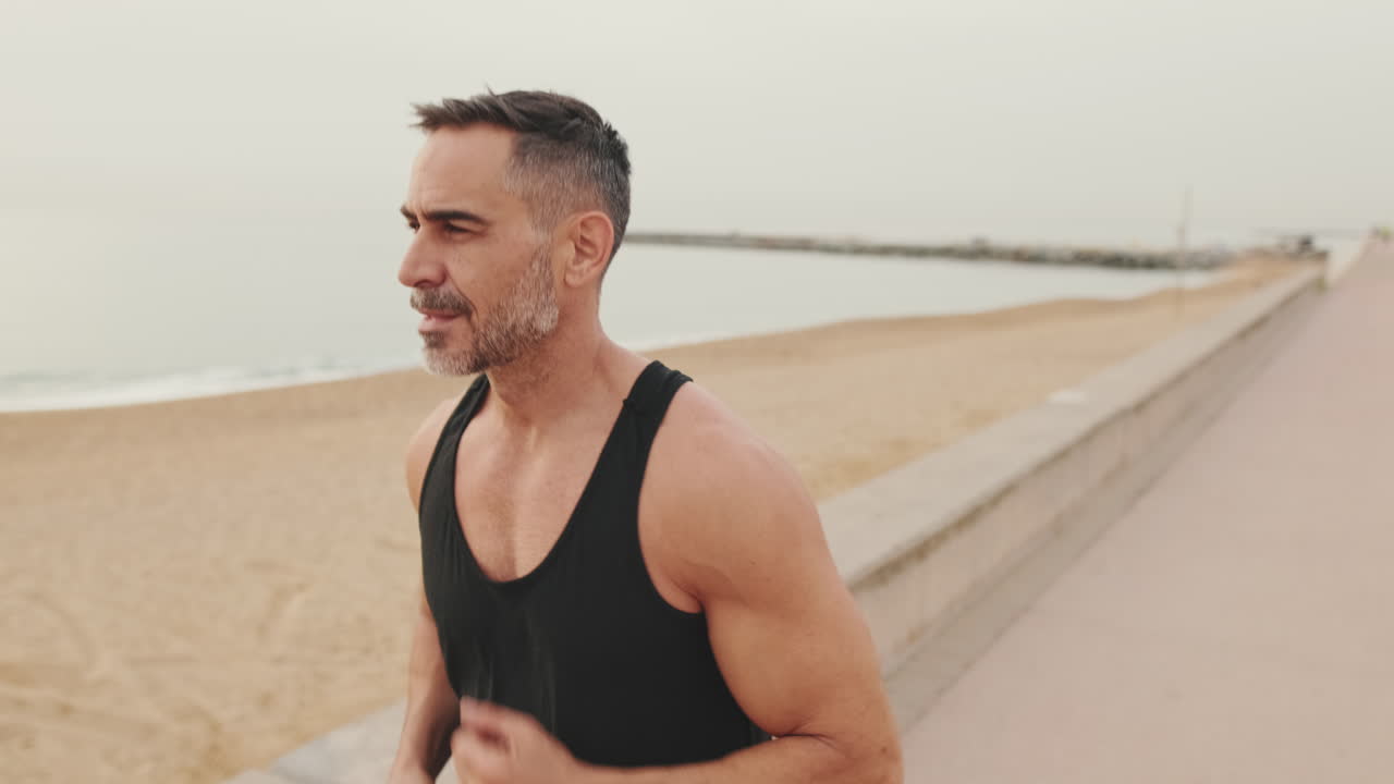 해변에서 달리는 남자