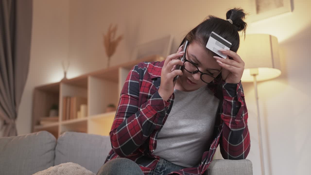 problema di debito bloccato carta di credito donna telefonata