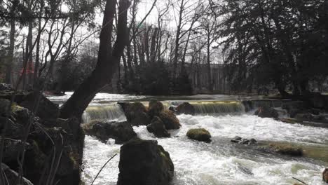 Cascadas-En-El-Jardín-Inglés-De-Munich-Con-Un-Drone-Dji-Mavic-Air