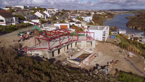 construcción de marco de acero de toma aérea con vistas a la playa en cornwall 5