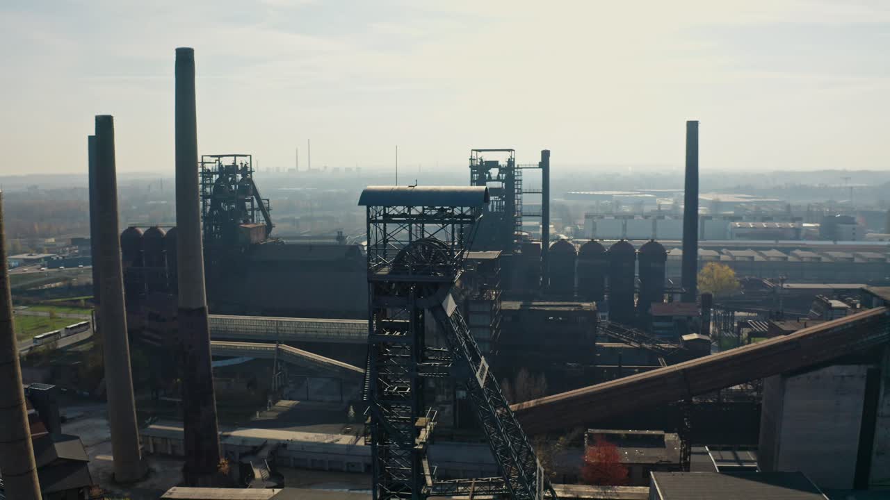 Nær droneoptagelse omkring minetårn i Nedre Vítkovice industriområde i Ostrava