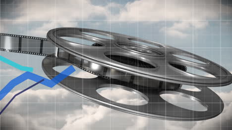 bobina de película y gráficos que se mueven contra el cielo azul