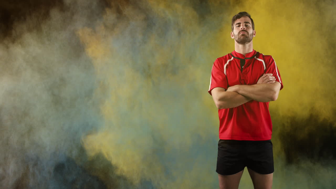 팔을  ⁇ 은 채 서 있는 프로 럭비 선수 4k