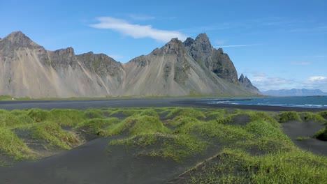 toma aérea de seguimiento vestrahorn islandia pico de la montaña