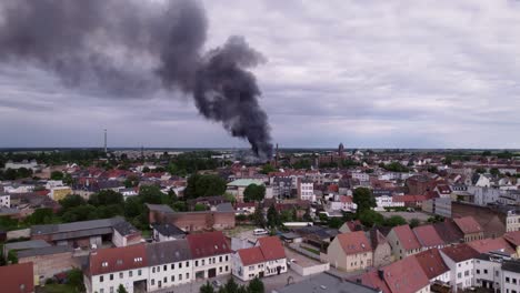 Kothen-Alemania,-Edificio-Ardiendo-En-La-Distancia-Con-Gran-Humo-Negro