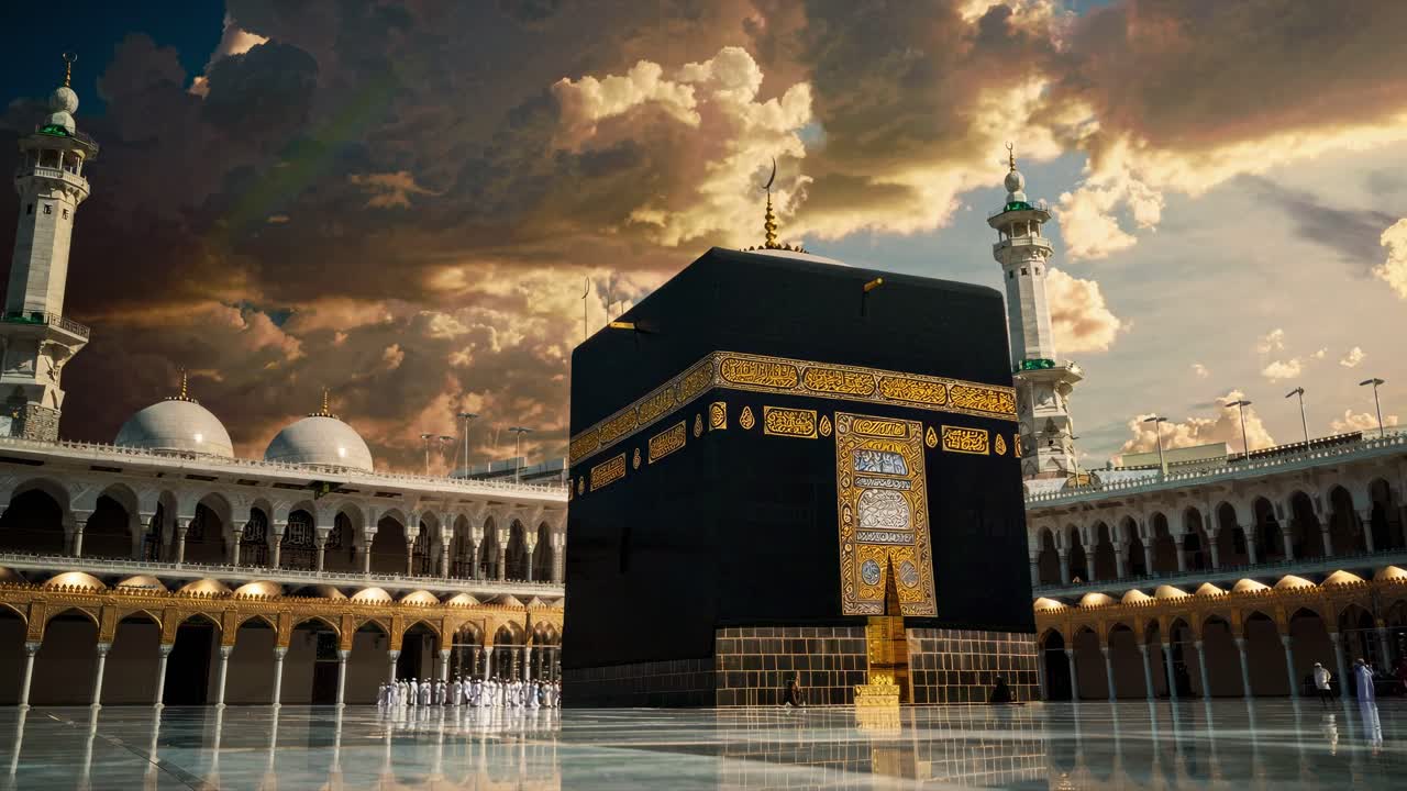 Vídeo dramático a contrapicado de la Kaaba, que destaca su grandiosidad sobre un cielo melancólico