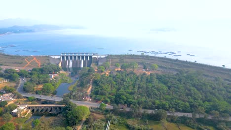 Vista-Aérea-Del-Lugar-Turístico-De-La-Presa-De-Patratu-Y-Actividades-De-Deportes-Acuáticos.