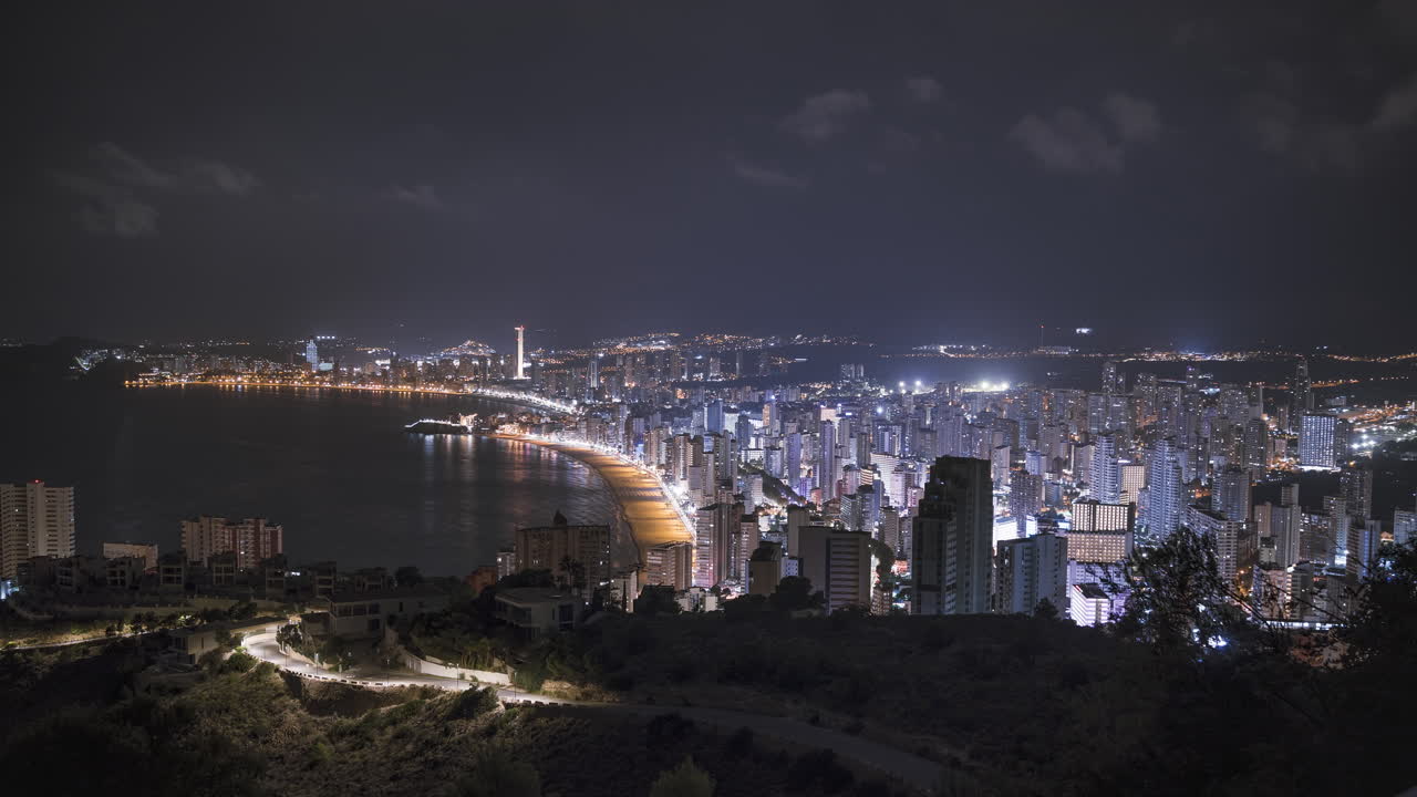 Cruz Benidorm nattebylandskab timelapse 4K.