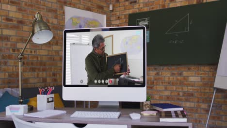 maestro de raza mixta mostrado en la pantalla de la computadora durante una videollamada