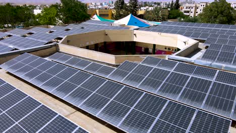 Paneles-Solares-En-El-Techo-De-Una-Escuela-En-El-Desierto-De-Neguev,-En-El-Sur-De-Israel.