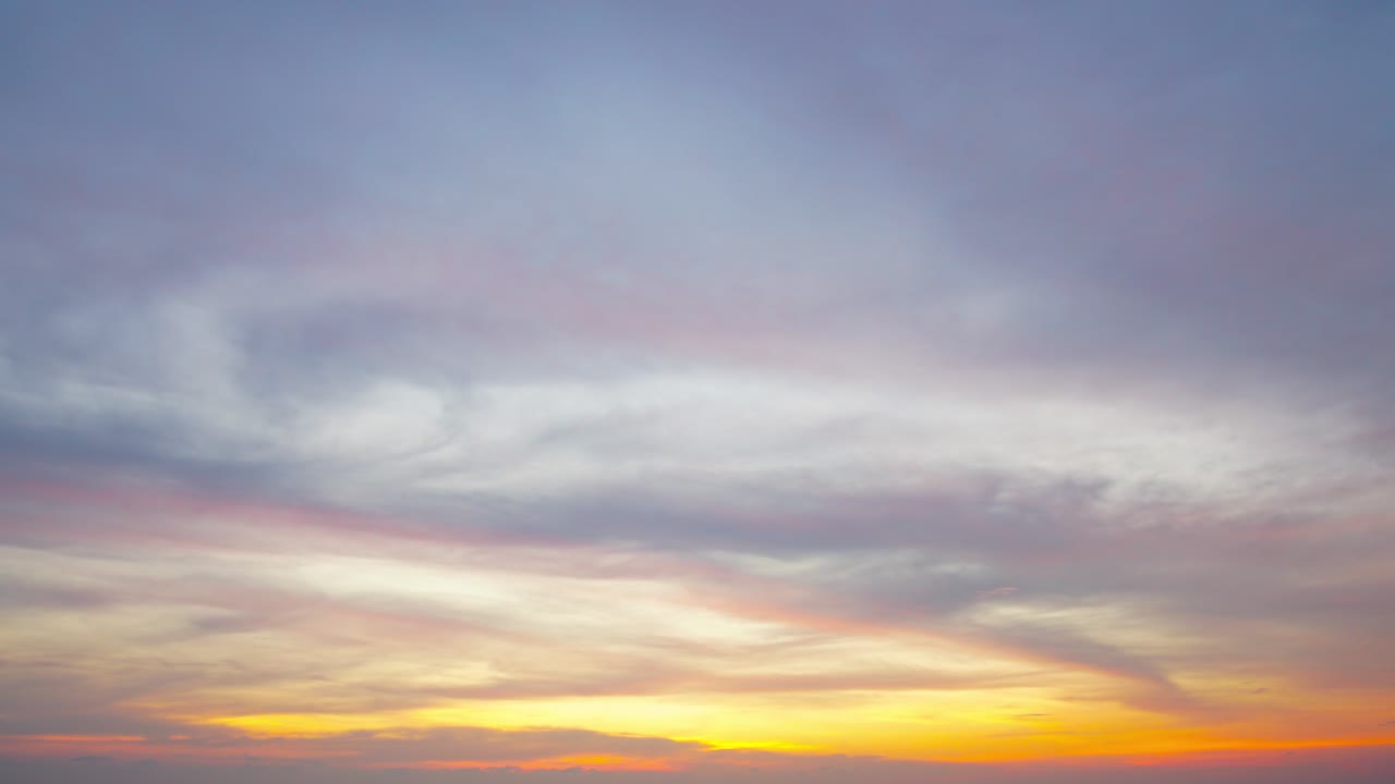 4k 고품질의 타임 스 비디오, 움직이는 구름 배경으로 다채로운 만적인 하늘 해가 지는 장면, 자연과 여행 컨셉에서 밤으로 시간 스.