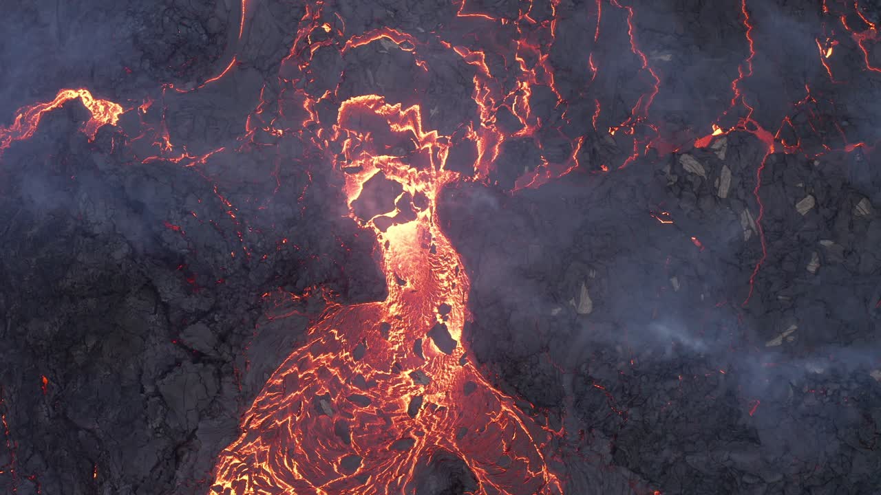 Geldingadalsgos - Neve che cade nella lava incandescente che scorre dall'eruzione del vulcano Fagradalsfjall nella penisola di Reykjanes, Islanda meridionale.