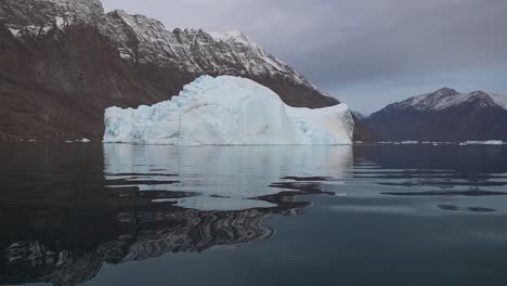 Iceberg-En-El-Mar-Del-Norte-Y-Fiordo-En-La-Costa-De-Svalbard,-Noruega,-En-Un-Día-De-Verano