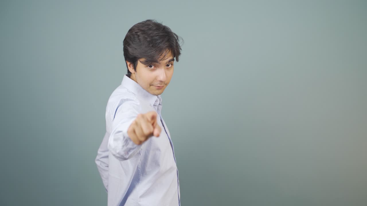 행복한 남자가 춤추고 있어