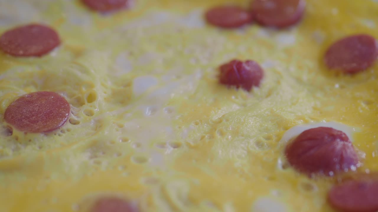 Uova strapazzate con salsiccia
