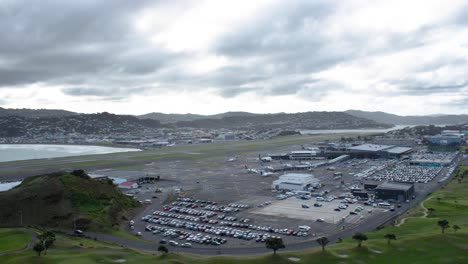 Ich-Blicke-Von-Einem-Hügel-Auf-Den-Flughafen-Wellington