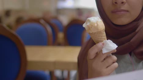 mujer comiendo helado