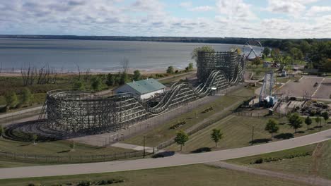 Vista-Aérea-Del-Parque-De-Atracciones-Green-Bay-Wisconsin-Waterrfront-Bay-Beach-Con-Montaña-Rusa-Zippin-Pippin