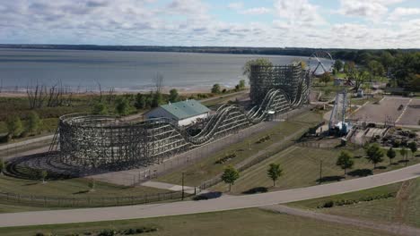 vista aérea de la bahía verde de wisconsin frente a la playa del parque de atracciones de la playa con la montaña rusa de zippin pippin