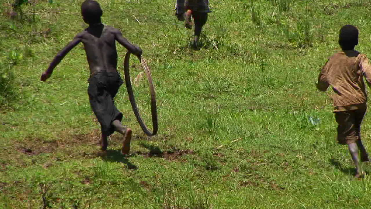 북부 우간다의 난민촌이나 마을에서 뛰고 노는 어린 아이들의 롱샷
