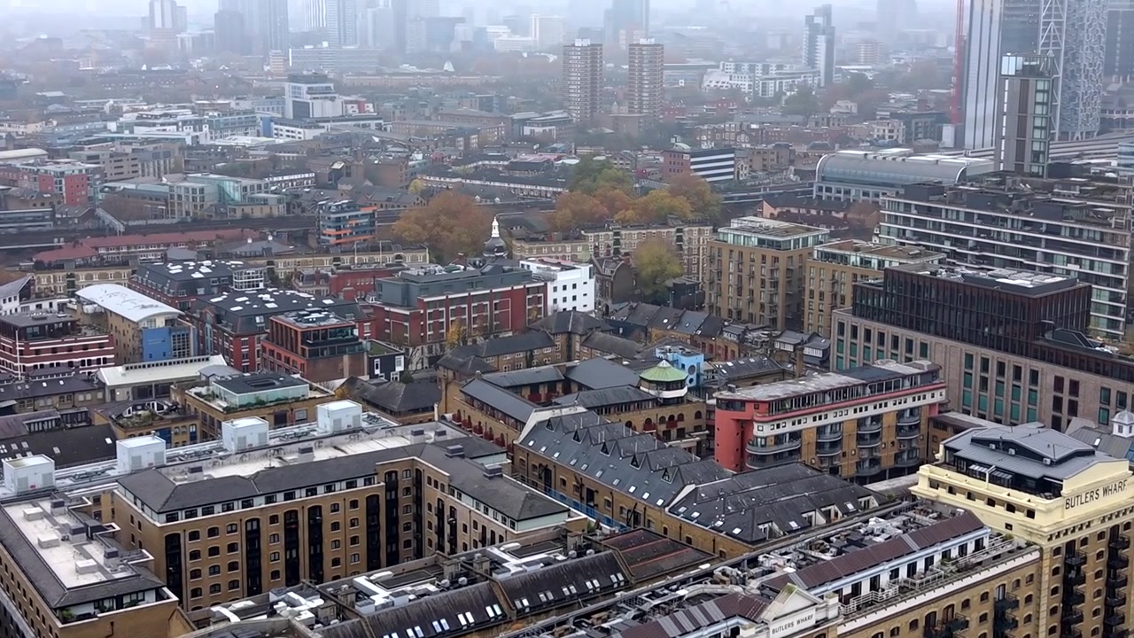 Nebbia mattutina su un quartiere di Londra con condomini sul lungofiume lungo il Tamigi.