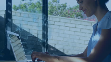 animación del procesamiento de datos y el globo sobre la mujer usando computadora portátil