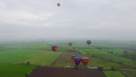 Luftaufnahme-Von-Heißen-Ballons,-Die-In-Queretaro,-Mexiko,-In-Der-Luft-Schweben