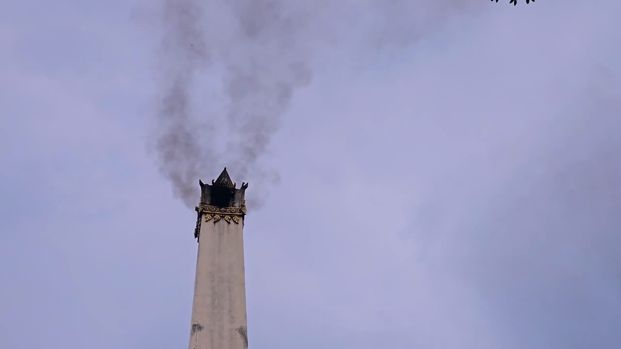 el humo salía del crematorio y se movía en la dirección del viento.