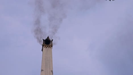 de rook dreef uit het crematorium en dreef in de richting van de wind.