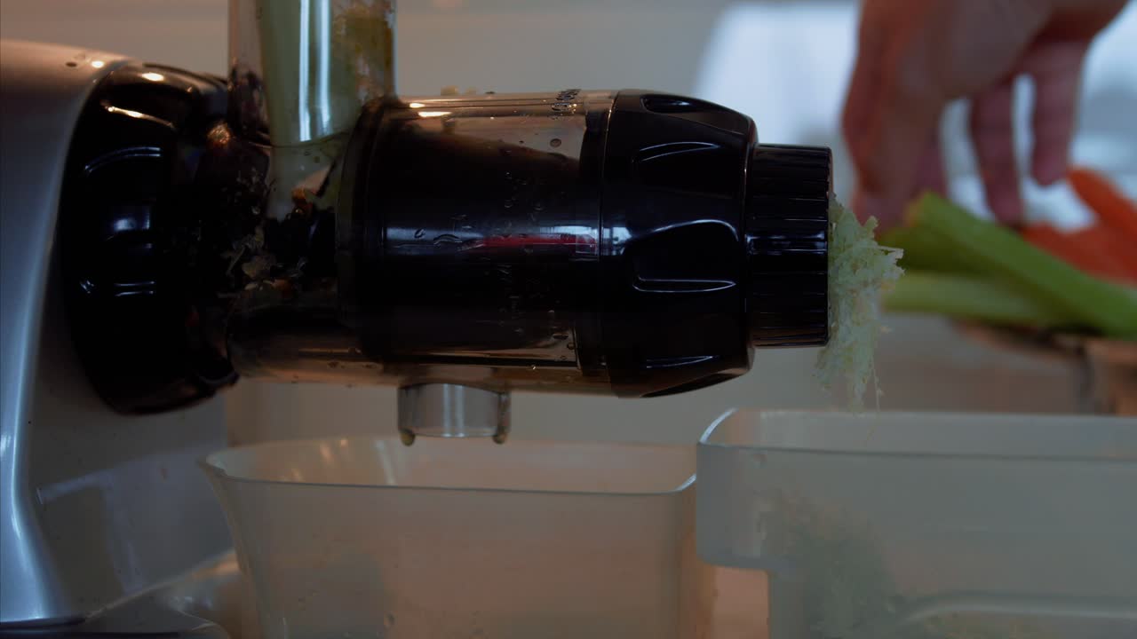 jugo con vaso, desayuno matutino, dieta saludable, apio prensado en frío, remolacha, manzana, limón