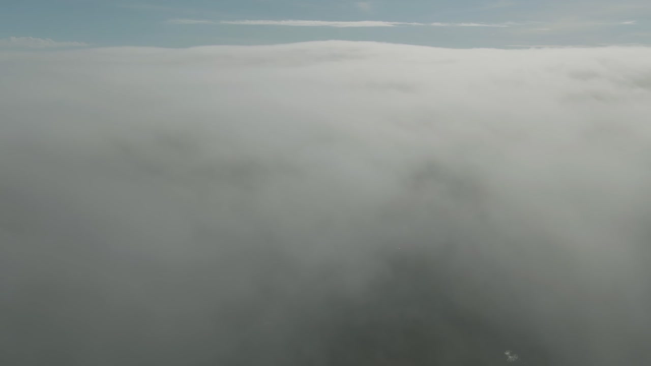 vuelo de drones sobre una gruesa capa de nubes sobre las islas magdalen en quebec
