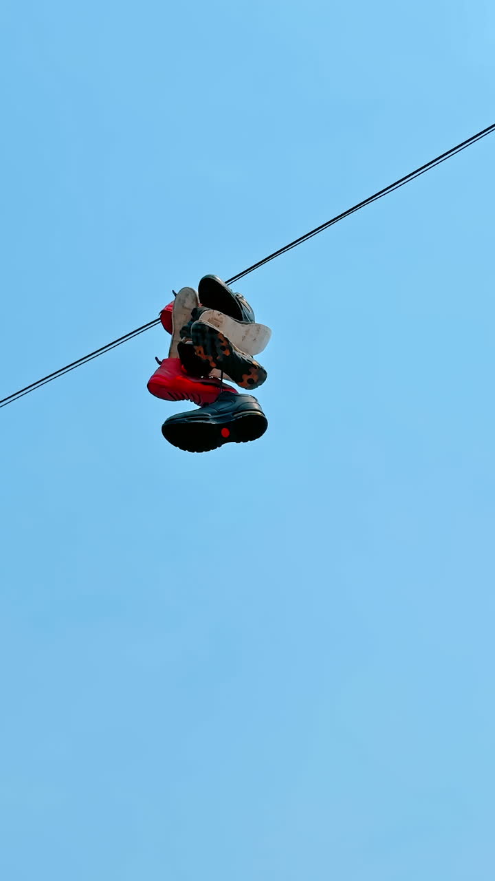 Scarpe appese a un filo a New York. Scena urbana di strada con scarpe legate a un cavo aereo a New York.