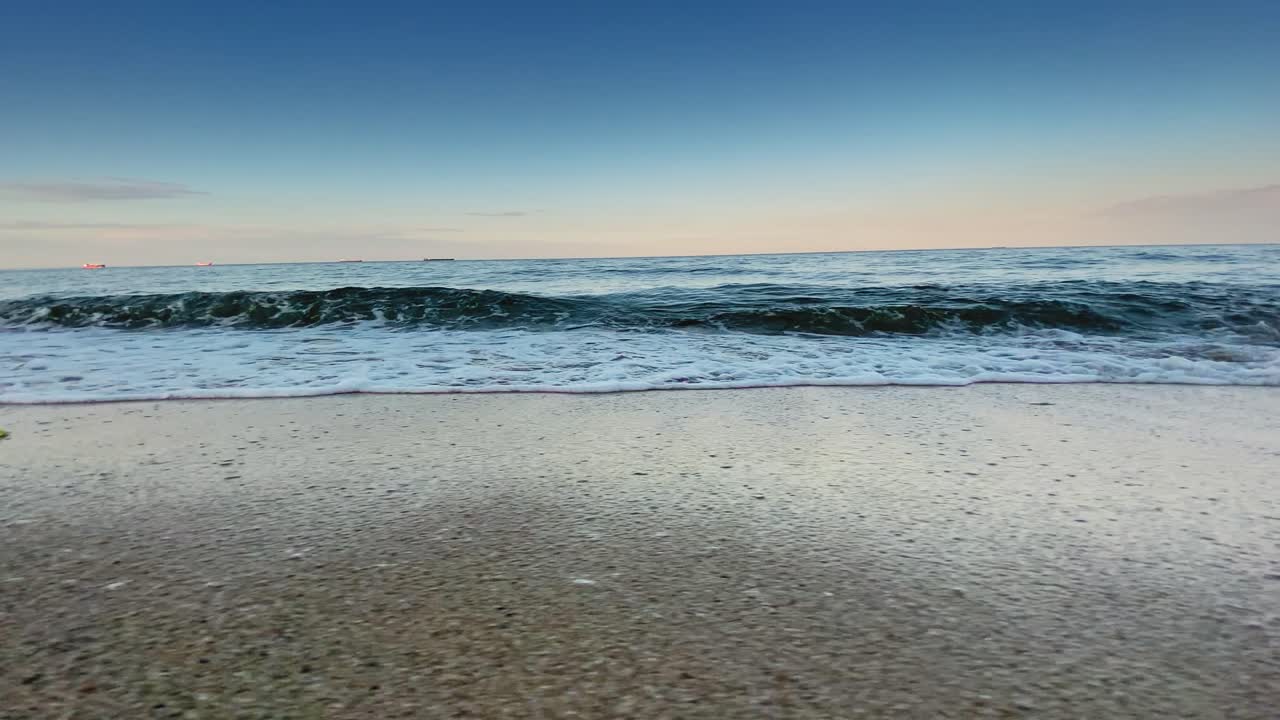 일몰 하늘의 푸른 파도