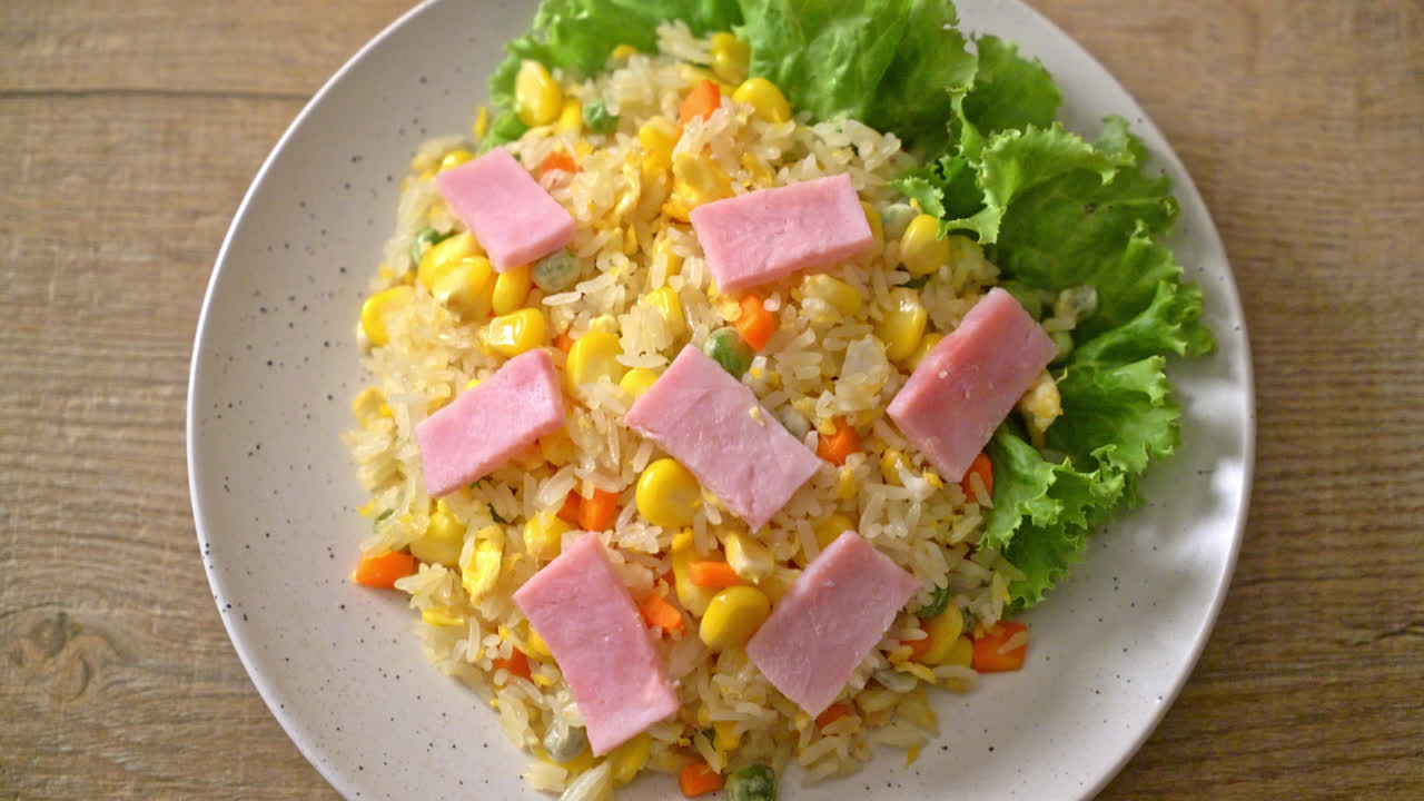 햄과 혼합 야채를 곁들인 수제 볶음밥