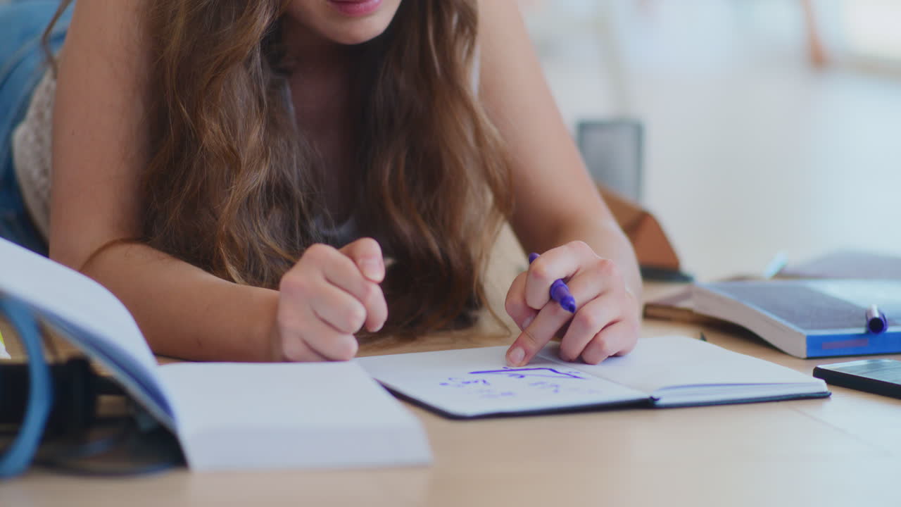 mujer molesta aprendiendo tareas difíciles